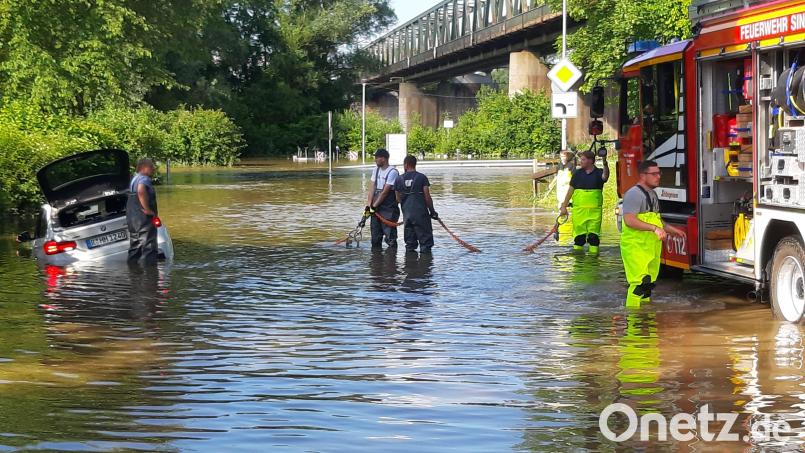 Ein 83-jähriger Senior ist in Sinzing mit seinem Auto im Hochwasser gelandet. Bild: Thomas Freihart/ Feuerwehr Sinzing