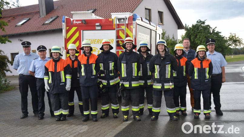 Eine fehlerfreie Leistung bescheinigen Kreisbrandmeister Alexander Graf sowie die Fachkreisbrandmeister Helmut Braun und Florian Schlegel und Bürgermeister Florian Junkes der Leistungsgruppe Wasser (mit Atemschutz) der Feuerwehr Mendorferbuch-Egelsheim. Bild: bö