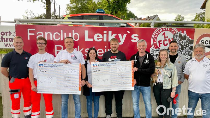 Der Fanclub Leiky`s Parkstein übergibt jeweils eine Spende über 200 Euro an die Helfer vor Ort und den SV Parkstein. Bild: Thomas Breundl