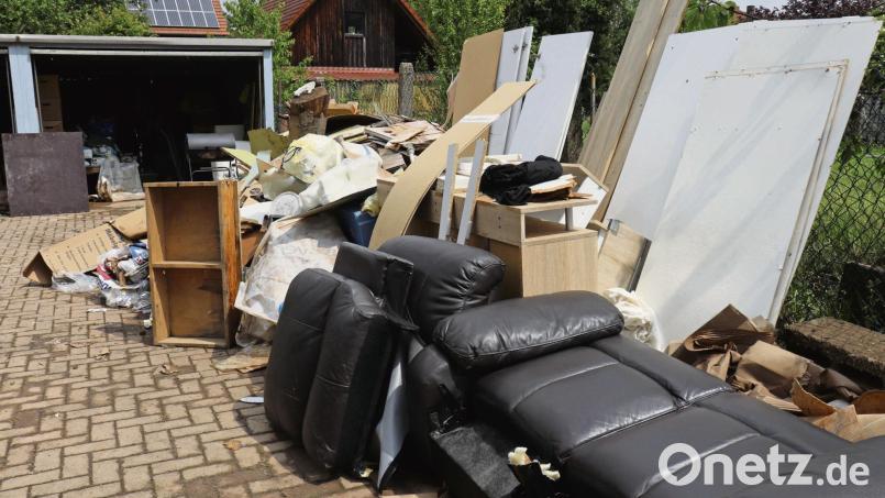 Aufräumen nach dem Hochwasser: Oft muss man sich von vielen Möbeln trennen. Vor allem Naturmaterialien wie Holz bekommt man kaum wieder getrocknet – es besteht schnell Schimmelgefahr. Symbolbild:  Christian Wiediger/dpa