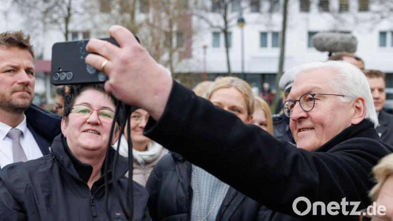 Selfie mit Staatschef: Bundespräsident Frank-Walter Steinmeier auf seiner letzten Station von &quot;Ortszeit Deutschland&quot; im März in Espelkamp (Nordrhein-Westfalen). Auch in Weiden soll es Begegnungen mit Bürgern geben. Archivbild: Friso Gentsch
