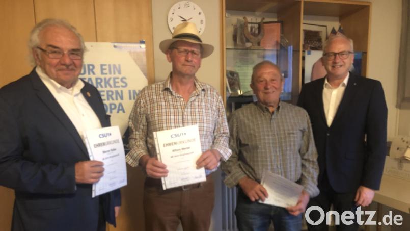 Bürgermeister Bernhard Lindner (rechts) gratuliert den langjährigen CSU-Mitgliedern Werner Koller, Alfons Mertel und Thomas Dotzler sen.(von links). Bild: mma