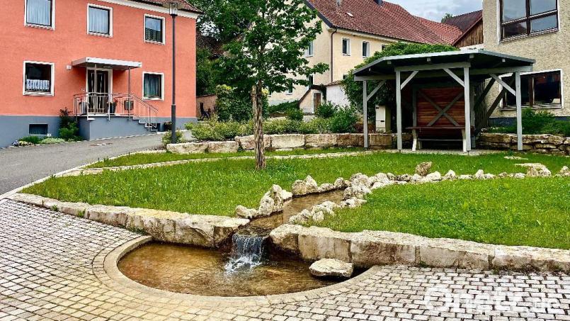 Im Zuge der Dorferneuerung ist der Dorfplatz in Großschönbrunn neu gestaltet worden. Bild: Krones