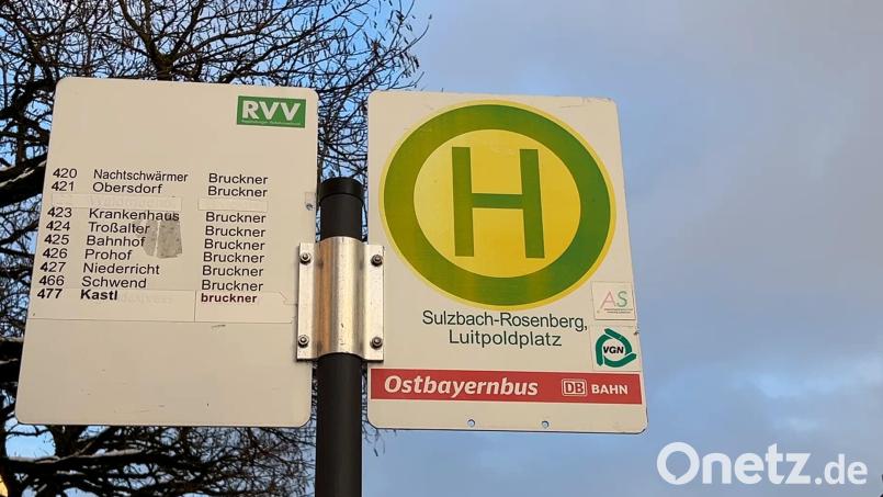 Die Bushaltestelle Luitpoldplatz in Sulzbach-Rosenberg ist eine Ausweichhaltestelle der Bus-Linie 457, die ab Montag wegen Bauarbeiten auf der B85 einige gewohnte Haltestellen nicht bedienen kann. Bild: Heike Unger