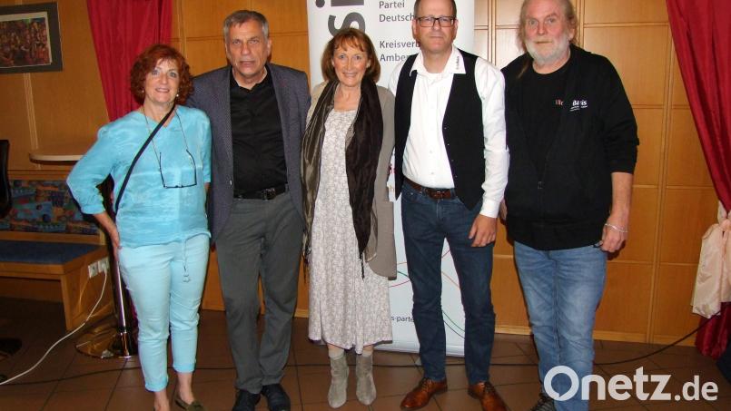 Sie haben den Abend der Kleinpartei &quot;die Basis&quot; gestaltet (von links): Isabel Graumann, Prof. Dr. Klaus Steger, Christine Roch, Hans Märkl und Claudio Stoiber. Bild: Udo Moser/exb