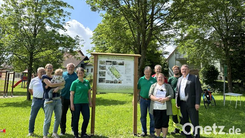 Vertreter des Obst- und Gartenbauvereins Sigl und des Imkervereins geben zusammen mit Bürgermeister Hans-Martin Schertl (rechts) und einigen Stadträten den Startschuss für die Umsetzung des Projekts Naturerlebniswiese am Spielplatz in Axtheid-Berg. Bild: Stefanie Gradl