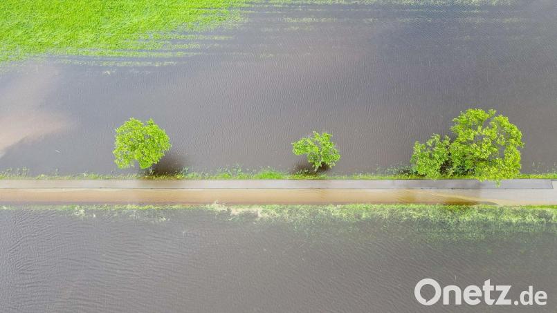 Ganze Wiesen und Felder sind nach den anhaltenden Regenfällen überschwemmt. Das hat auch Folgen für die Landwirtschaft. Bild: Marius Bulling/onw-images/dpa