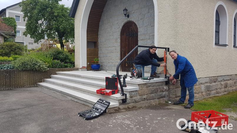 Herbert Hanauer schmiedete kostenlos das Geländer der Kapelle Heumaden. Bild: gi