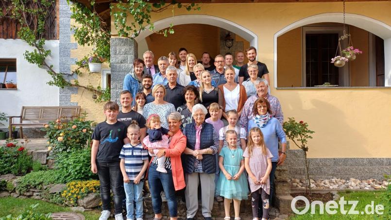 Ihren 95. Geburtstag feierte jetzt Resi Wührl (vorne, Mitte) aus Hofteich im Kreise ihrer Familie im Gasthaus Eckstein in Wernersreuth. Bild: Nicole Schlicht/exb