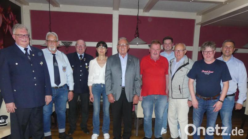 Für langjährige Mitgliedschaft erhielten Treuenadeln des Bayerischen Soldatenbundes (ab Dritter von links): Peter Lehr, Liane Burger, Klaus Lehl, Harald Meier, Andreas Betzl und Walther Hermann. Es gratulierten (von links) Kassier Udo Müller und 2. Vorsitzender Manfred Dörner und (von rechts) Bürgermeister Marcus Gradl und Stadtverbandsvorsitzender Michael König. Bild: rn
