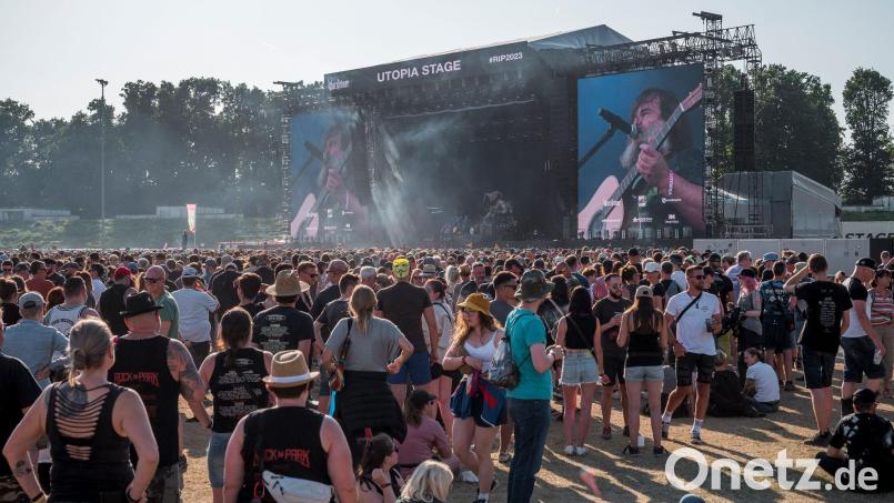 Das Publikum steht beim Auftritt der Band Tenacious D an der Utopia Stage. Bild: Daniel Vogl/dpa/Archivbild