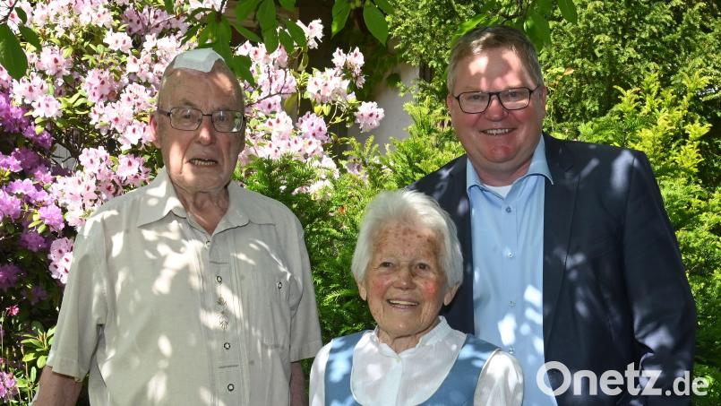 Jubilar Dr. Konrad Samberger, Theresia Samberger und Oberbürgermeister Michael Cerny. Bild: gf