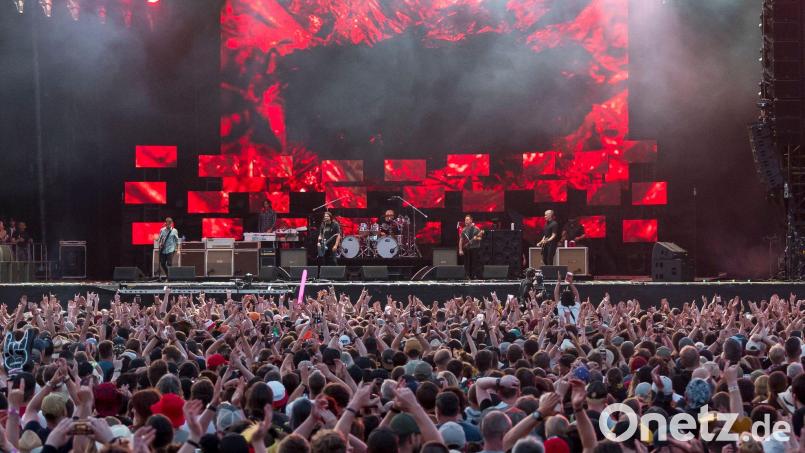 Besucher und Fans sehen sich den Auftritt der Foo Fighters beim Abschluss des Open-Air-Festivals Rock im Park 2023 an. Unter den Festivalbesuchern sind auch immer mehr Ältere. Bild: Daniel Vogl/dpa