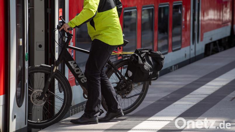 Um ein reibungsloses und schnelles Ein- und Aussteigen zu gewährleisten, sollten sich Fahrgäste mit Fahrrädern auf mehrere Fahrradabteile auf dem Bahnsteig verteilen. Symbolbild: Bernd Diekjobst/dpa