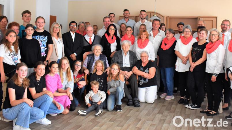 Klara Braun feierte ihren 90. Geburtstag mit vielen Gratulanten. Die Chöre &quot;ChorAlle&quot; und &quot;Cantare et Vivere&quot; gratulierten musikaisch. Bild: rgr
