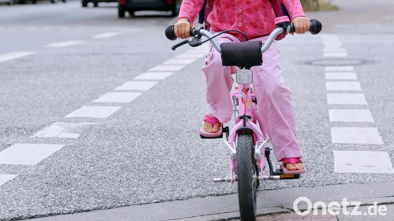Wenn Kinder mit dem Rad zur Schule fahren, rät der Experte zur hellen Kleidung. Symbolbild: Mascha Brichta/dpa
