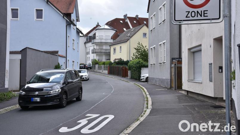 Die Weißenburger Straße in Amberg wird ab Montag, 10. Juni, im hinteren Bereich zwischen Gymnasiumstraße und Archivstraße halbseitig gesperrt. Bild: Stephan Huber