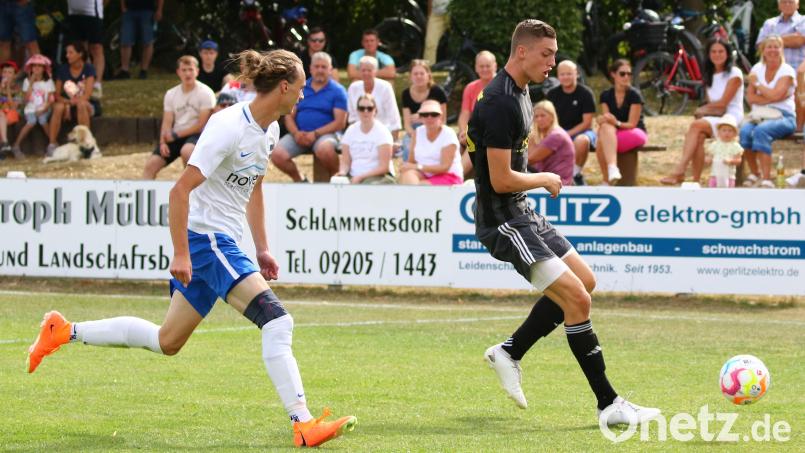 Maximilian Hiltl (rechts, im Spiel gegen den FC Vorbach) wechselt von der SV Grafenwöhr zum SC Luhe-Wildenau. Bild: Dieter Jäschke