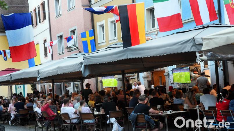 Public Viewing begeisterte auch bei der letzten EM 2021 viele Menschen in der Weidener Innenstadt. Bild: Gabi Schönberger