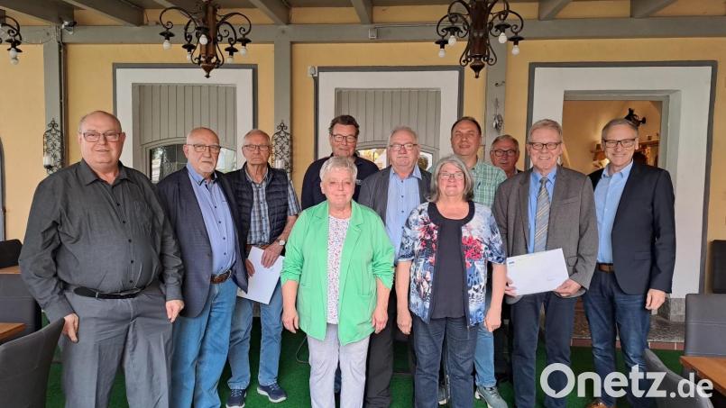Die geehrten Mitglieder des VdK-Ortsverbandes Waldsassen mit Bürgermeister Bernd Sommer (rechts), VdK-Kreisvorsitzendem Georg Brand (Dritter von rechts) und Ortsvorsitzendem Michael Burger (links). Bild: Burger/exb