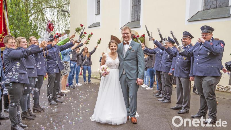 Daniela und Günther Panzer wurden nach der Trauung vor der Pfarrkirche in Pullenreuth feierlich empfangen. Bild: Kerstin Wegmann/exb