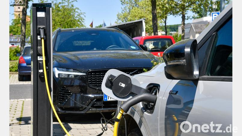 Eine Ladestation am Schießstätteweg in Amberg. Die Begeisterung für E-Autos hat zuletzt eher wieder abgenommen. Archivbild: Petra Hartl
