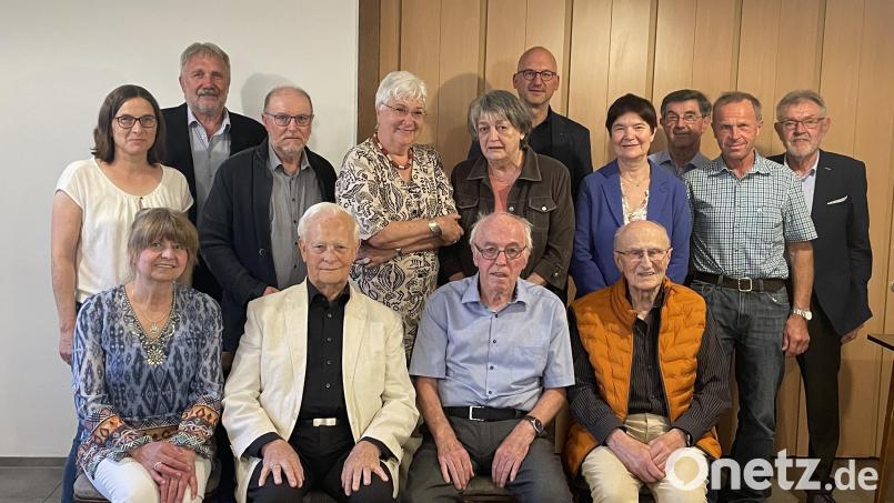 Willi Trisl (hintere Reihe, Zweiter von links) und Martina Thöns (vorne, links) gratulierten den Jubilaren Franz Weis (sitzend, ab Zweiter von links), Johann Stiegler und Sebastian Spörrer sowie (zweite Reihe, von links) Margit Dobmeier, Walter Stahl, Eva Meister, Irmgard Wagner, Alexander Köstler, Monika Mertl, Reinhard Wutz, Hans Schraml und Josef Etterer zur ihrer langjährigen Mitgliedschaft im BLLV-Kreisverband. Bild: BLLV/exb