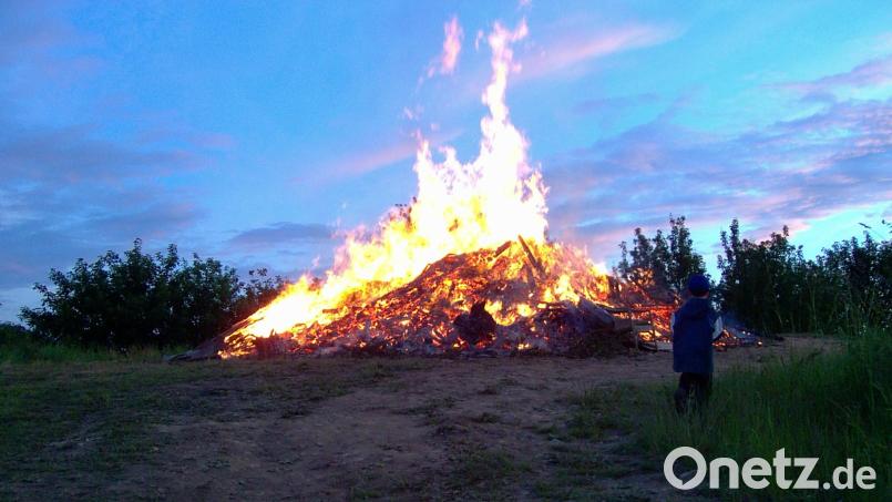 Ein mächtiges Feuer gab es über Jahrzehnte hinweg am „Stoameierl“ zu bewundern – doch diese Tradition ist Geschichte. Archivbild: Andreas Eckert