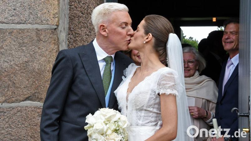 H.P. Baxxter und seine frisch angetraute Ehefrau Sara nach der Hochzeit auf Sylt. Bild: Lea Sarah Albert/dpa