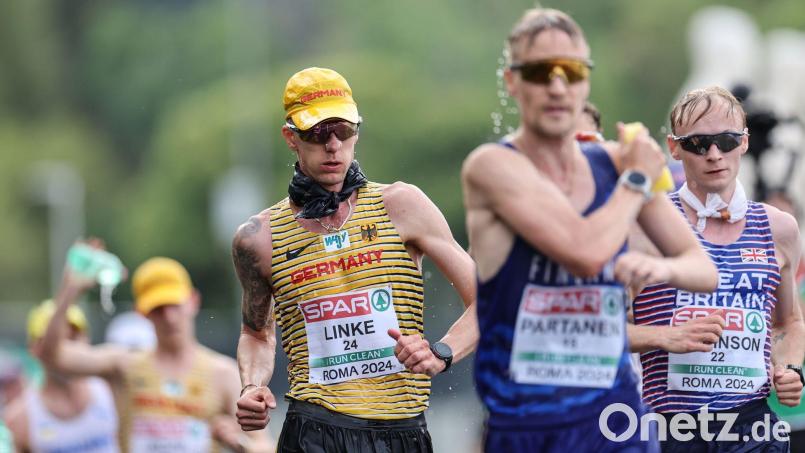 Musste wegen Hitze aufgeben: Christopher Linke (Mitte l).. Bild: Oliver Weiken/dpa