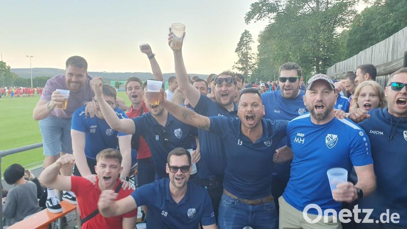 Spieler und Fans des SV Diendorf waren nach dem Schlusspfiff in Dürnsricht außer Rand und Band. Bild: mr