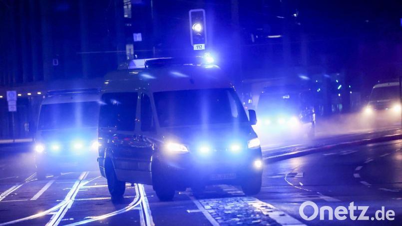Die Polizei sichert einen Einsatzort. Bild: Jan Woitas/dpa/Symbolbild