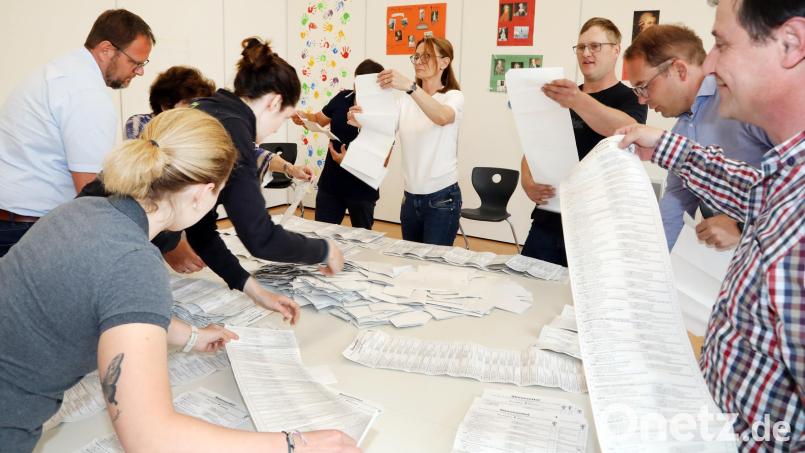 Um 18 Uhr werden – wie hier in Wackersdorf – die Wahlurnen im Landkreis Schwandorf geöffnet und die Auszählung zur Europawahl 2024 beginnt. Bild: Götz