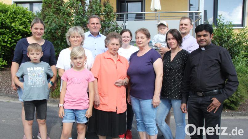 Neben ihrer Familie sind an ihrem 85. Geburtstag zu Theresia Eckl (Sechste von links) auch Kaplan Chinna Dola (rechts) und Bürgermeister Norbert Eckl (Fünfter von links) zum Gratulieren gekommen. Bild: frd