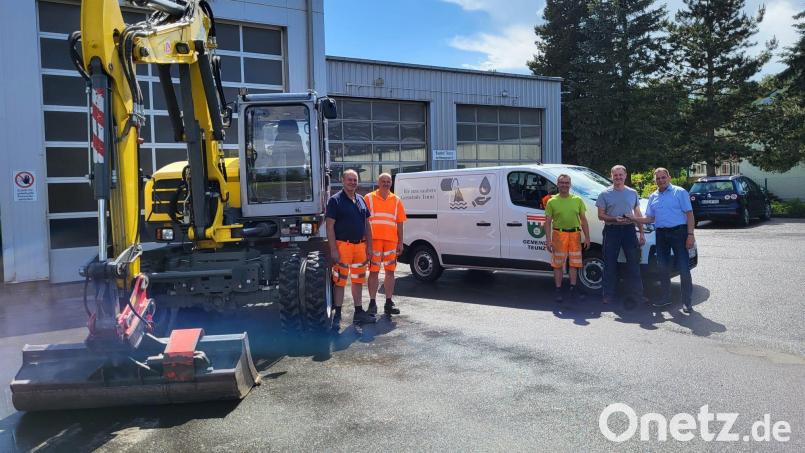 Schlüsselübergabe in Teunz: Bagger und Fahrzeug für den gemeindlichen Fuhrpark. Bild: Gemeinde Teunz/exb