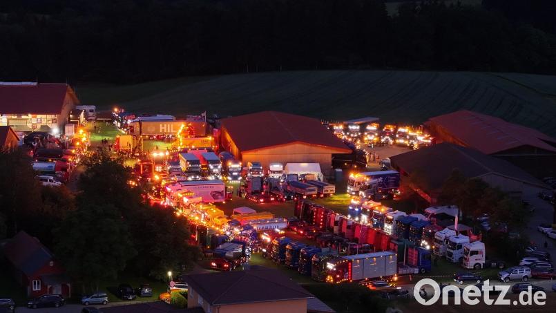 Beeindruckend: Die Lichtershow der Trucker bei Dunkelheit. Bild: Roland Ried