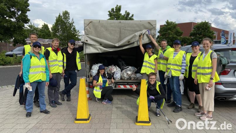 Gelebte Verantwortung für Stadt und Umwelt: Die Ramadama-Aktivisten vom 
Siemensstandort Amberg sammelten fleißig Müll und Weggeworfenes Bild: Siemens/exb