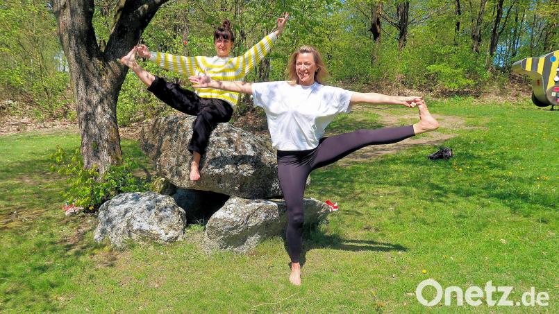 Für Carina Schulz (links) und Barbara Forster (rechts) ist Yoga eine Lebenseinstellung sowie eine Herzensangelegenheit. Am Samstag, 20. Juli, veranstalten sie auf dem Gelände des Fuchsmühler Badeweihers das erste „Stoawold-Yoga-Festival“. Bild: bsc
