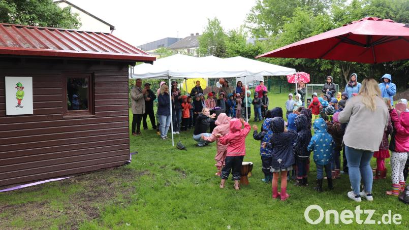 Bürgermeister Franz Stahl, Jakob Wagensonner, Silvia Markowski und ihre Nachfolgerin Maria Üblacker (hinten, von links) mit den Erzieherinnen und Kindern bei der Eröffnung der &quot;Villa Kling Klang&quot;, die links im Bild zu sehen ist. Bild: Stadt Tirschenreuth/exb