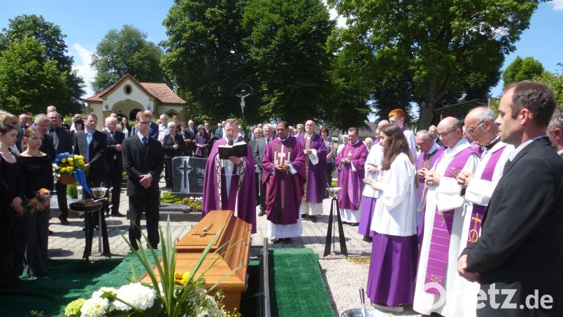 Regionaldekan Markus Brunner bei der Einsegnung am Priestergrab, in dem BGR Bernhard Huber zur letzten Ruhe gebettet wurde. Bild: bk