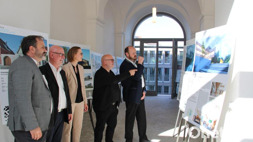 Landrat Andreas Meier, Architekt Peter Brückner, Kreisbaumeisterin Katharina Sauer-Ertl, der ehemalige Schulleiter des Neustädter Gymnasiums Dr. Anton Hochberger und der aktuelle Schulleiter Francisco Garcia (von rechts) besichtigen die Wanderausstellung mit Bauprojekten, die vom BDA mit dem Regionalpreis Niederbayern-Oberpfalz 2024 ausgezeichnet wurden. Bild: prh