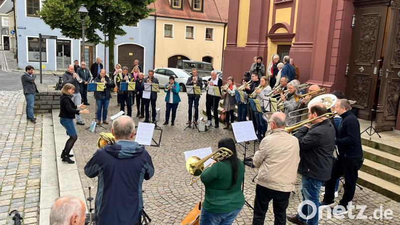 Besuch aus Aalen-Unterrombach bekam der Paulaner Posaunenchor. Beste Gelegenheit für ein kurzes Standkonzert. Bild: Reinhold Wurm/exb