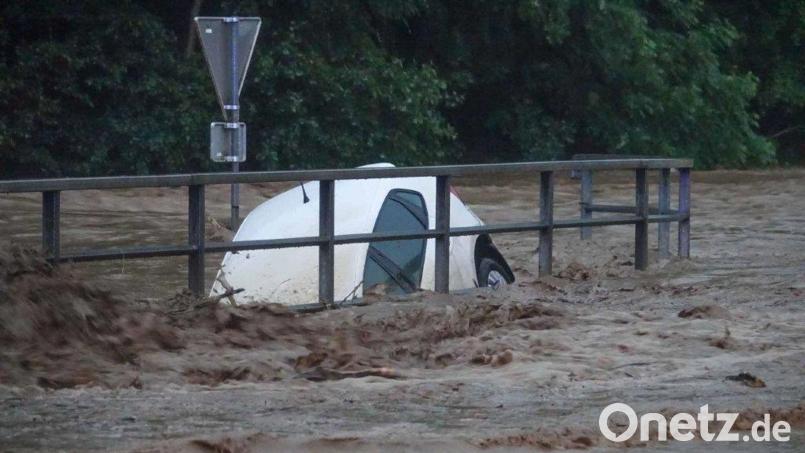 Ein von den Wassermassen mitgerissener PKW im Raum Schäffern in der Steiermark. Bild: Einsatzdoku.At Patrik Lechner/APA/dpa