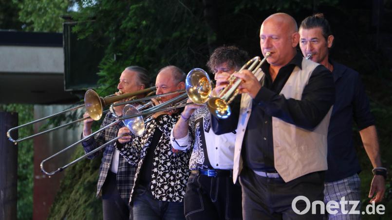 Die virtuosen Musiker des österreichischen Blechbläser-Septetts „Mnozil Brass“ begeisterten die Besucher am Samstagabend beim Konzert auf der Luisenburg-Felsenbühne: Bild: Andrea Herdegen