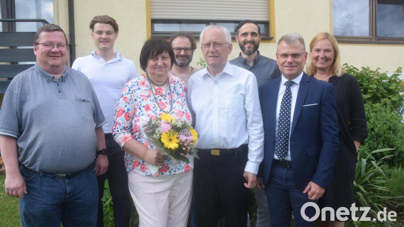 Pfarrer Hubert Bartel gratuliert Zlatica und Fritz Maschke zusammen mit Bürgermeister Karlheinz Budnik (vorne von links) zur Goldenen Hochzeit. Bild: fz