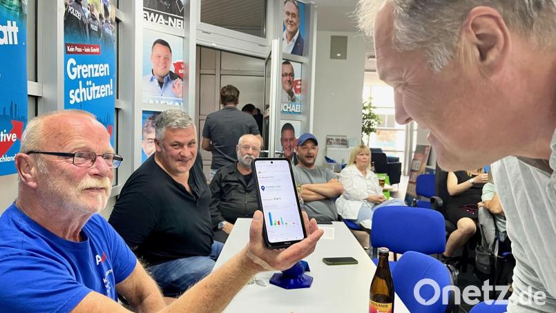 Nicht nur auf dem Handy des AfD-Manns sieht alles danach aus, dass Manfred Schiller (rechts) demnächst in den Bundestag nachrückt. Bild: Gabi Schönberger