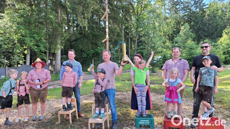 Den Gummistiefelweitwurf gewannen Gerhard Graf (Fünfter von links) und sein Sohn Kilian. Den zweiten Platz belegten Carl Busche (Vierter von links) und sein Sohn Karl Gustav. Den dritten Platz belegten gleich drei Familien gemeinsam: Michaela Jeske mit ihrer Tochter Nora, Andreas Graf mit seiner Tochter Karina und Stefan Stadler mit seinem Sohn Leon. Bild: Kerstin Schönberger/exb