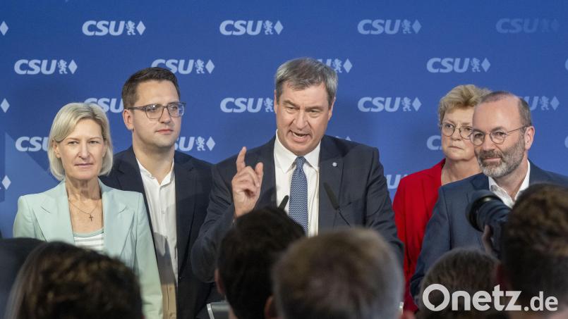 Angelika Niebler (l-r), Vorsitzende der CSU-Europagruppe, Christian Doleschal, CSU-Mitglied des Europäischen Parlaments, Markus Söder, CSU-Vorsitzender, Monika Hohlmeier, CSU-Abgeordnete im Europäischen Parlament, und Manfred Weber, Vorsitzender der Europäischen Volkspartei, auf der CSU-Wahlparty in der Parteizentrale der CSU nach den ersten Ergebnissen. Bild: Peter Kneffel