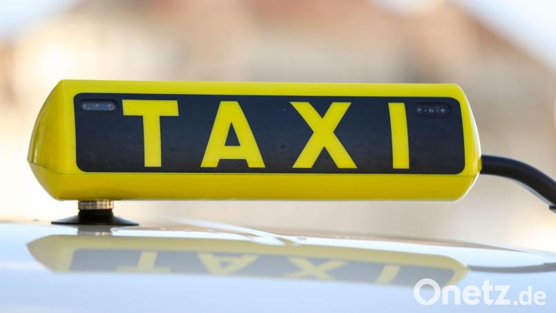 Ein langsam rückwärts rollendes Taxi hat in Hersbruck einen Mann leicht verletzt, der eigentlich darin mitfahren wollte. Symbolbild: Jan Woitas/dpa