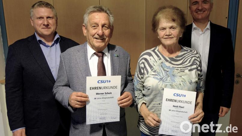 Für ihre 50-jährige Treue zur CSU wurden Heidi Flierl (Zweite von rechts) und Werner Schulz (Zweiter von links) geehrt. Mit dabei: Martin Merkl (links) und Harald Schwartz. Bild: u